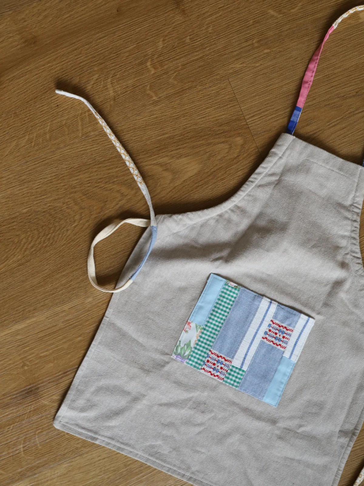 Patchwork børneforklæde